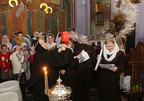 Orthodox believers came for consecrated water to the Convent of the Nativity of the Mother of God in Grodno