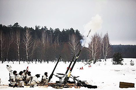 Semiautomatic mortars NONA-M1 deployed for target practice near Borisov