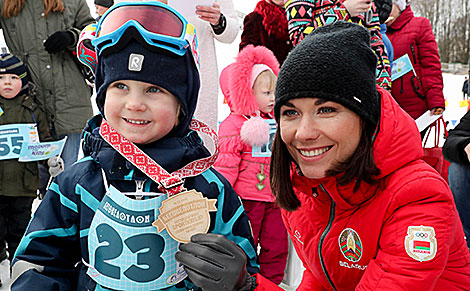 Nadezhda Skardino presents awards to winners of the Begoveloton children's tournament 