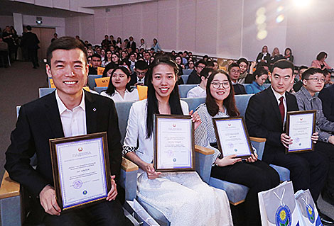 在白罗斯国家图书馆接见中国学生