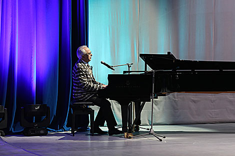 Kim Breitburg performs 