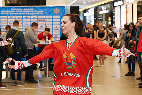 Belarusian hockey players host autograph session in Minsk