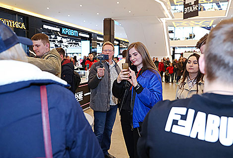 Belarusian hockey players host autograph session in Minsk