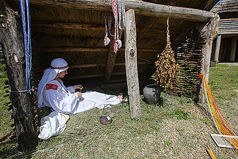 Ремесленник-вышивальщица Александра Дубина за работой – созданием круглых плетеных поясов