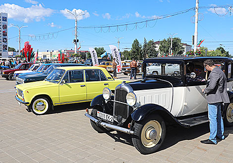 Vintage cars in the streets of Vitebsk