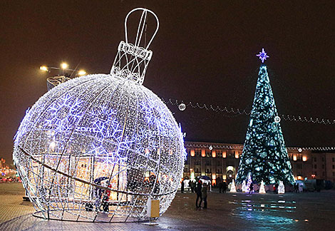 Новогодние шары у Дворца Республики 