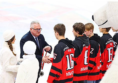 Education Minister Igor Karpenko hands in the awards to the participants of the Golden Puck 