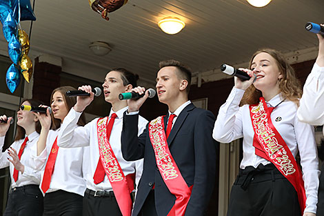 Last Bell ceremony in Vitebsk Gymnasium No.8