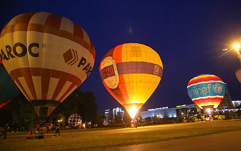 Night glow of hot air balloons