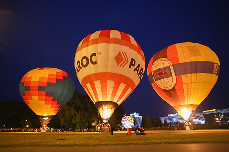 Night glow of hot air balloons