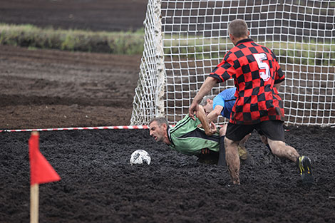 Swamp football competition in Puhovichi District 