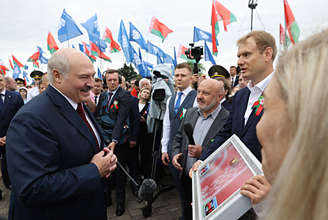 Ceremony at Mound of Glory memorial 