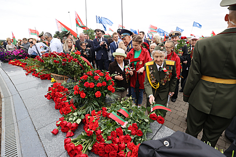 Ceremony to lay a wreath at the Mound of Glory Memorial Complex