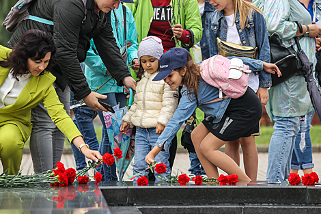 Fallen war soldiers honored at Brest Hero Fortress