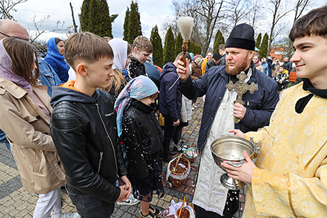 Накануне Пасхи верующие освятили праздничную пищу