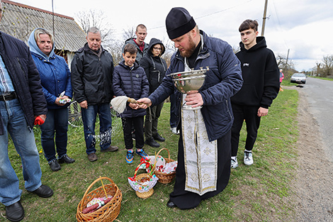 Освящение пасхальной трапезы в деревне Лыщицы