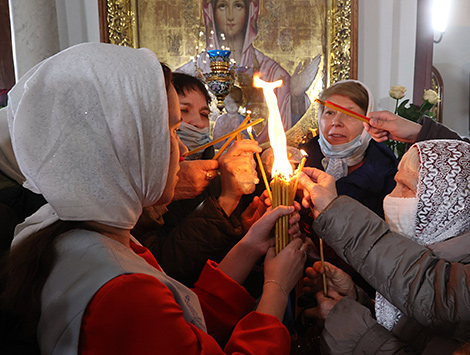 Православные верующие празднуют Пасху