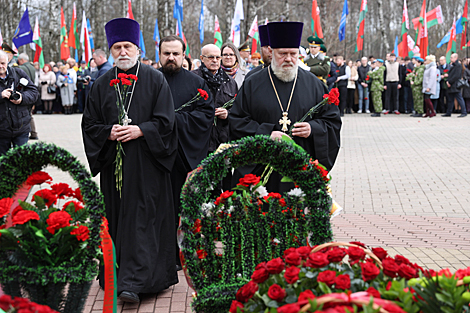 Церемония возложения к памятным знакам 