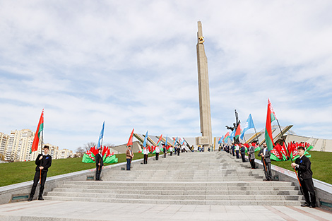 Церемония возложения цветов у стелы 