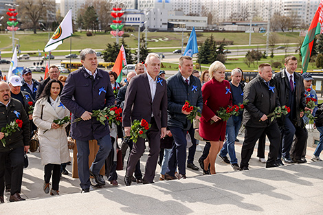 Церемония возложения цветов у стелы 