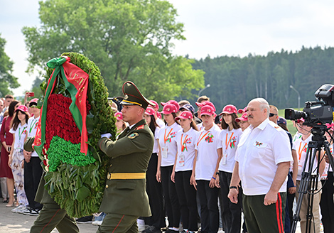 Церемония возложения цветов и венков в мемориальном комплексе 