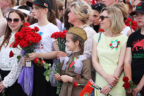 Церемония возложения цветов и венков в мемориальном комплексе 