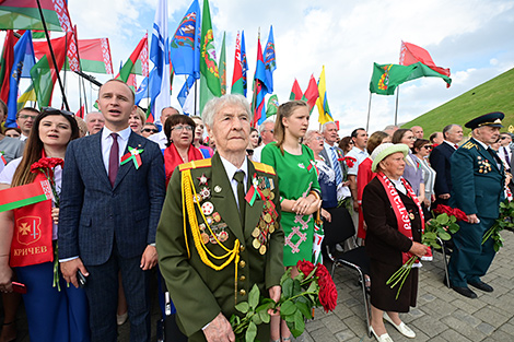 Церемония возложения цветов и венков в мемориальном комплексе 