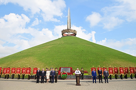 Церемония возложения цветов и венков в мемориальном комплексе 