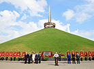 Церемония возложения цветов и венков в мемориальном комплексе "Курган Славы" 