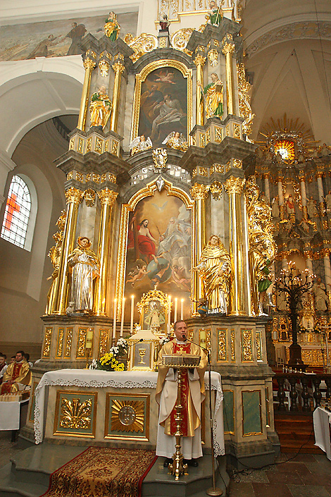 Holy Trinity altar 