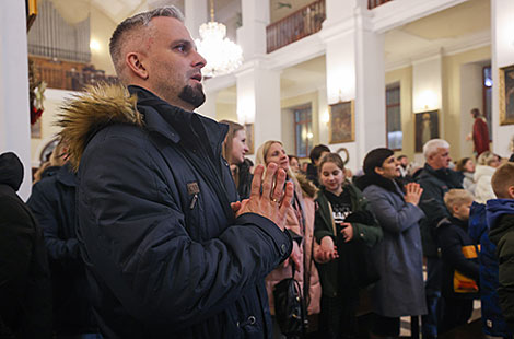 Верующие во время рождественского богослужения в храме 