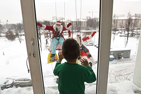 Industrial climbers brighten holidays for sick kids