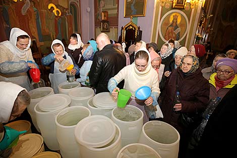 Православные верующие празднуют Крещенский сочельник