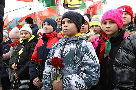 Минута молчания на митинге-реквиеме в мемориальном комплексе 