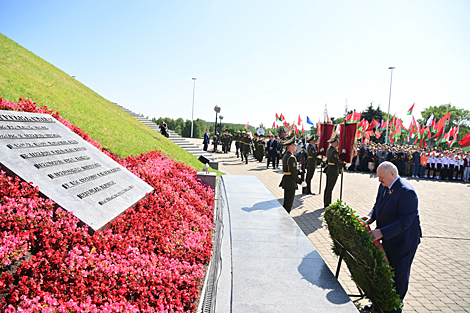 Церемония возложения венка и цветов в мемориальном комплексе 