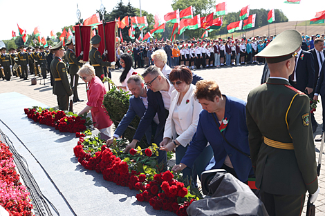 Церемония возложения венка и цветов в мемориальном комплексе 