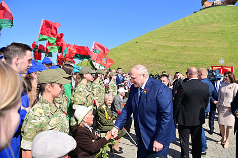 Александр Лукашенко пообщался с ветеранами и молодежью