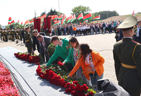 Церемония возложения венка и цветов в мемориальном комплексе 