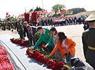 Церемония возложения венка и цветов в мемориальном комплексе "Курган Славы"