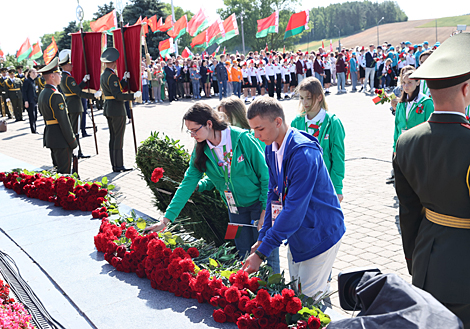 Церемония возложения венка и цветов в мемориальном комплексе 