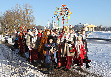 Колядное шествие у Кировского моста в Витебске 