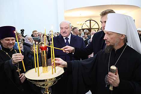 Александр Лукашенко зажег в храме рождественскую свечу в Рождество Христово