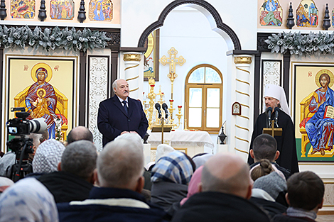 Митрополит Минский и Заславский Вениамин вручил главе государства икону святителя Николая Чудотворца