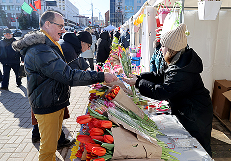 Цветочные прилавки в преддверии 8 Марта