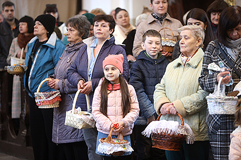 Католики освящают пасхальную пищу в Великую субботу