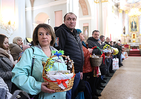 Католики освящают пасхальную пищу в Великую субботу