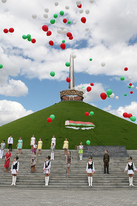 Victory Day: Remembrance festival near the Mound of Glory