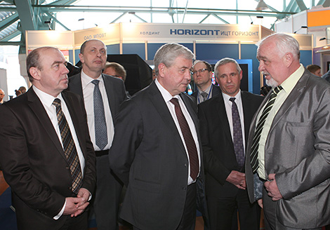 Deputy Prime Minister of Belarus Vladimir Semashko on a tour of the expo