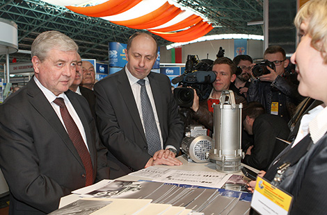 Deputy Prime Minister of Belarus Vladimir Semashko on a tour of the expo