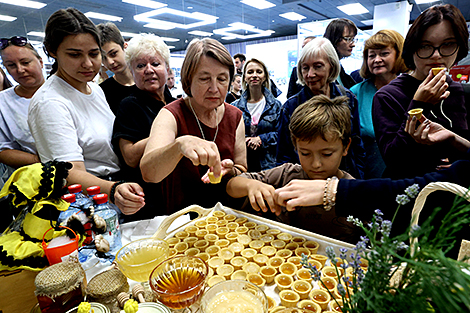 Открытие первой точки продажи меда из Полесского заповедника в Минске